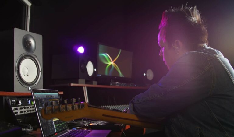 Con elementos de distintos géneros: Roger Argenis, el productor musical que crea sonidos diferentes ??