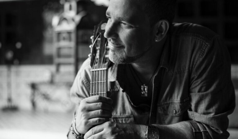 «Sería más fácil»: Enrique Barrios le canta al amor ??