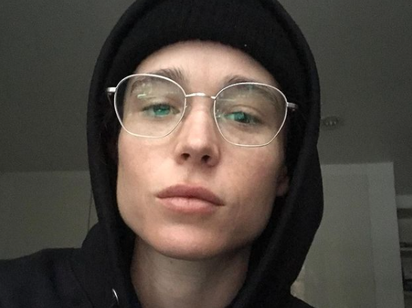 Elliot Page muestra su six pack en un nuevo selfie sin camiseta en el espejo