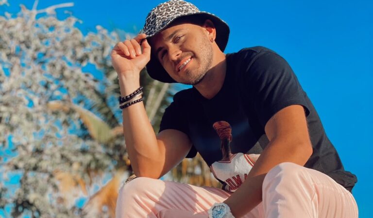 Novoa debuta en la industria musical con «Pégate» ?⭐