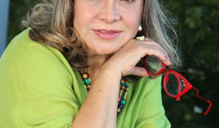 Elba Escobar inicia gira con su Stand Up Comedy