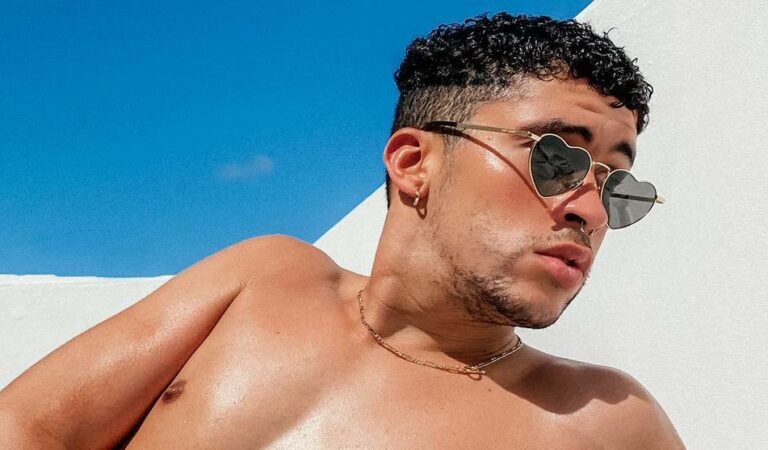 ¡Oh! Bad Bunny se fotografió frente al espejo sin NADA de ropa ??