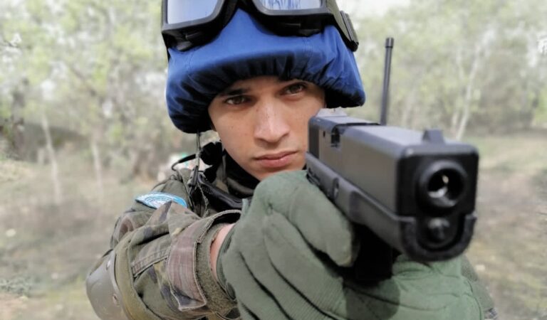 El venezolano Alex Castillo brilla en la televisión española con «Fuerzas de Paz»