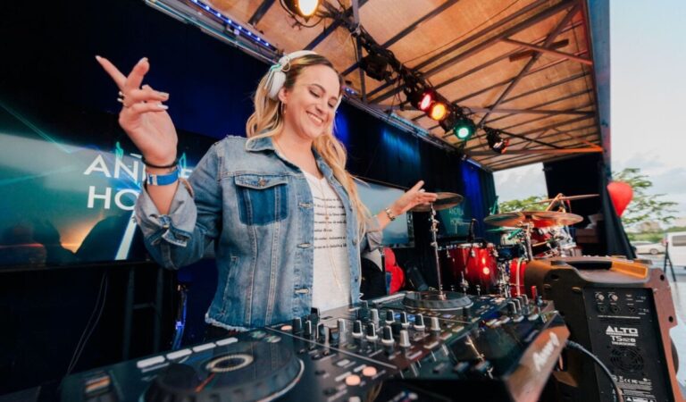 En el mundo: La venezolana Andrea Hoyos es la única Dj cristiana ??