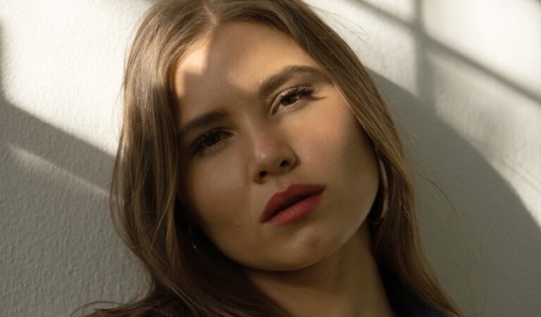 Delić tiene nuevo sencillo y viene a «Tirar la puerta» ??