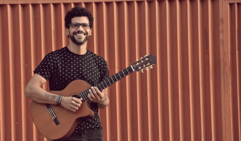 Romanticismo por doquier: José Delgado estrenó «Tu nombre en mis paredes» ??