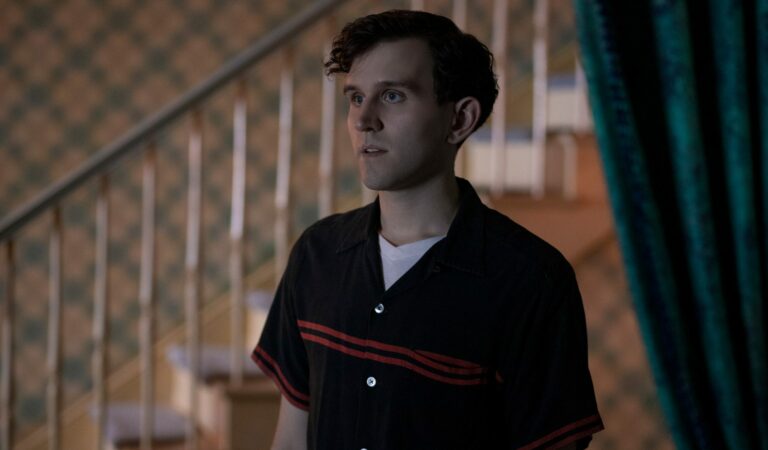 Harry Melling interpreta a Edgar Allen Poe en «The Pale Blue Eye» de Scott Cooper