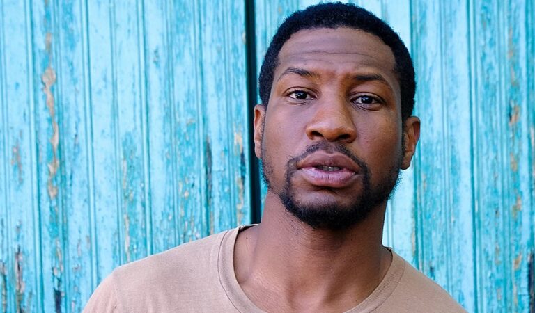 La presunta víctima de Jonathan Majors recibe una orden temporal de protección antes de la fecha del juicio