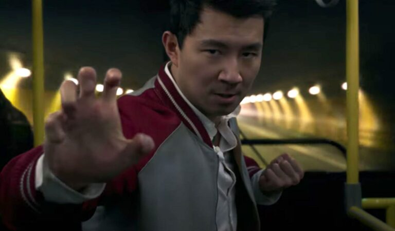 Simu Liu reacciona ante el cartel gigante de Shang-Chi en Times Square