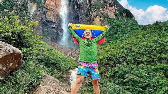 A Alex Tienda «se le subió la arepa a la cabeza»: Ahora insulta a sus haters