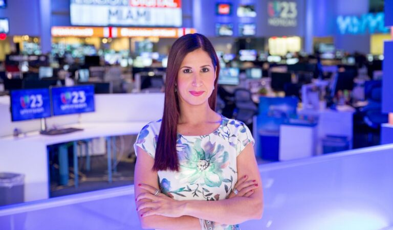 Periodista venezolana rompe en llanto al narrar testimonios del derrumbe en Surfside, Miami
