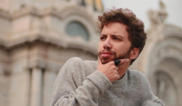 Víctor Gámez, el venezolano que buscar enamorar a México con sus «Ideas abstractas» ??