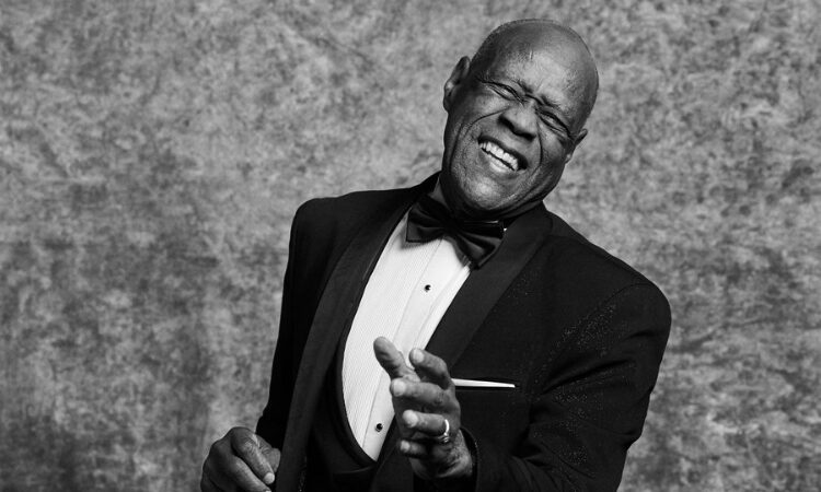 Famosos lamentan partida del cantante Johnny Ventura