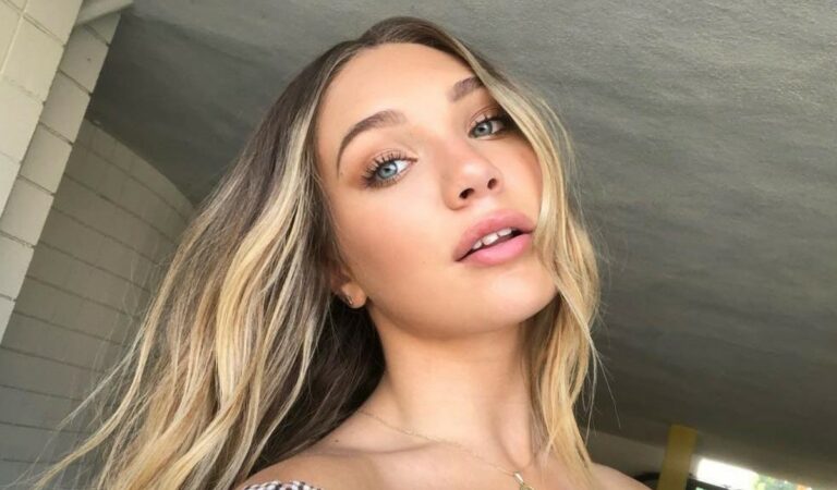 La bailarina de Sia presumió su línea de bronceado con un bikini chiquitico