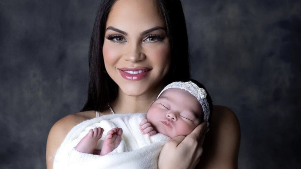 ¡Una mamá del siglo XXI! Natti Natasha fue a los Premios Juventud junto a su hija