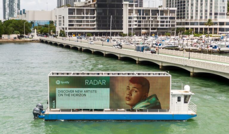 Con “En la luna”: Boza se apodera del Times Square