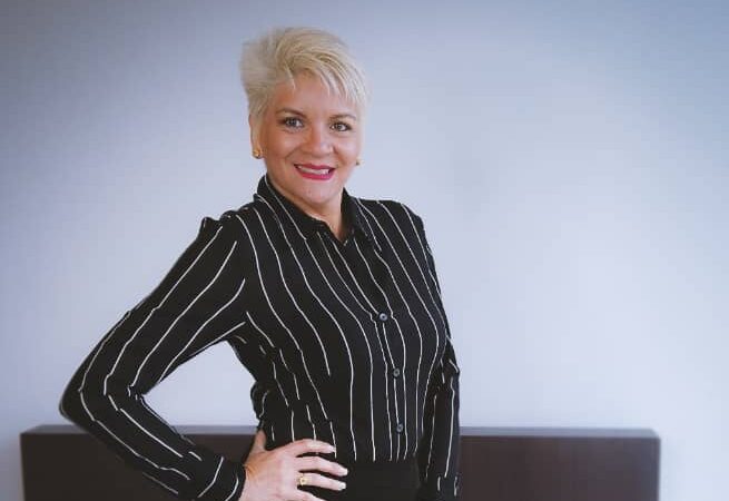 Liliana Carmona complementa la indumentaria de Yxer García