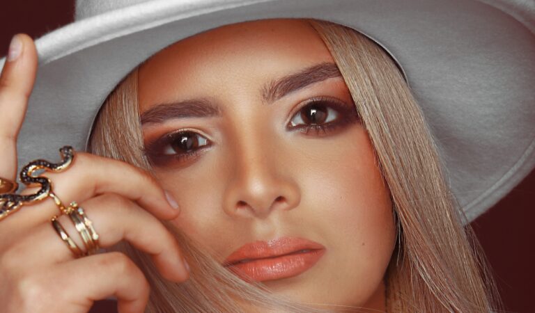 La venezolana Adriana Moreno presentó su sencillo “Quédate en mí”