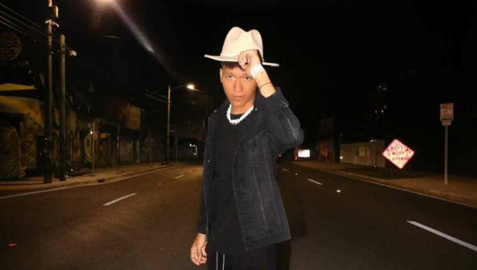 Con sus redes sociales, Chris Riquez saborea el éxito