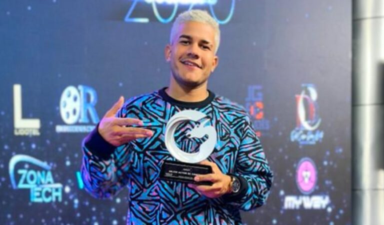 John Acosta se llevó su galardón en los premios Ocammys 2020 