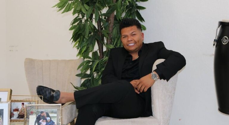 A través de su experiencia y la de muchos: Dwhight Molina lanzó su libro “Así prospera un inmigrante”