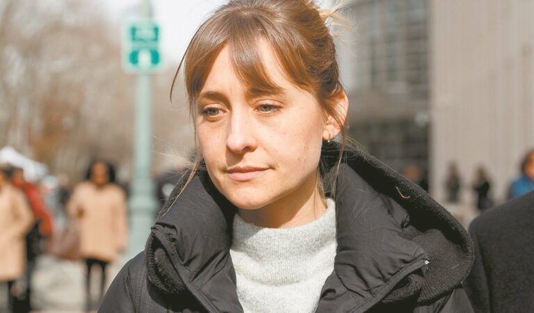 Allison Mack entra en prisión por su participación en secta sexual ⚖️?