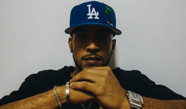 Con pasos firmes: Él es Robbie NYC, el productor de las grandes conexiones