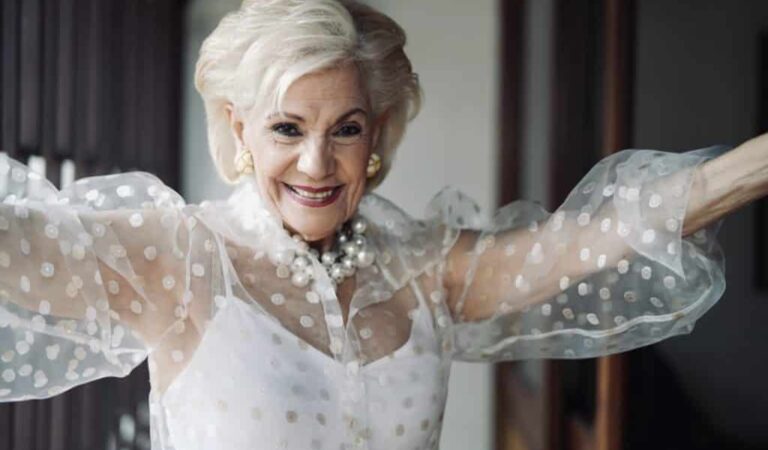 La Primerísima Mirla Castellanos estrena versión pop urbano de INVISIBLE