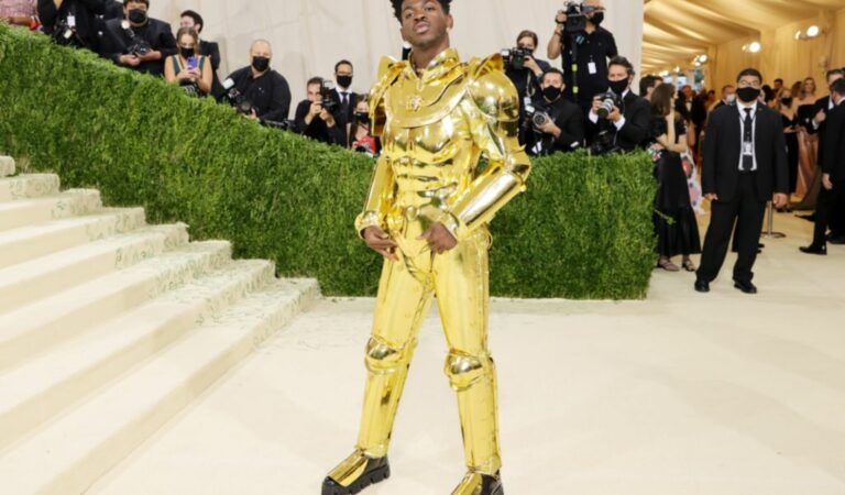 Lil Nas X reimaginado con la armadura dorada de Wonder Woman 1984 en la Met Gala