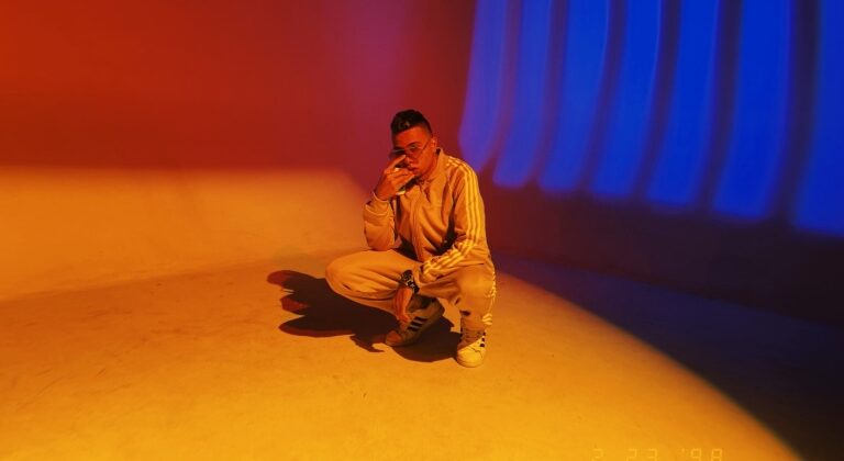 Davie Reel la saca del estadio con su talento