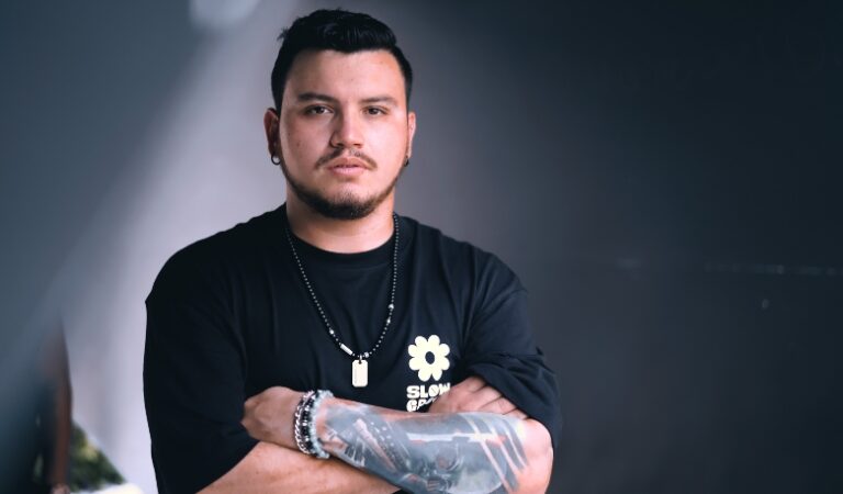 ZIUR se abre paso en la escena musical con su primer sencillo “RenaZer”