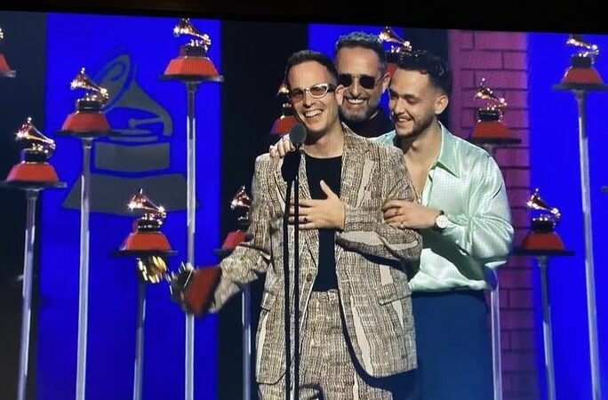 Se tropezó y rodó por las escaleras cuando iba a recoger su Latin Grammy ???