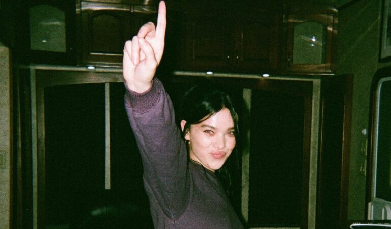 Hawkeye: Hailee Steinfeld comparte una foto del set del episodio 1 y un mensaje sincero