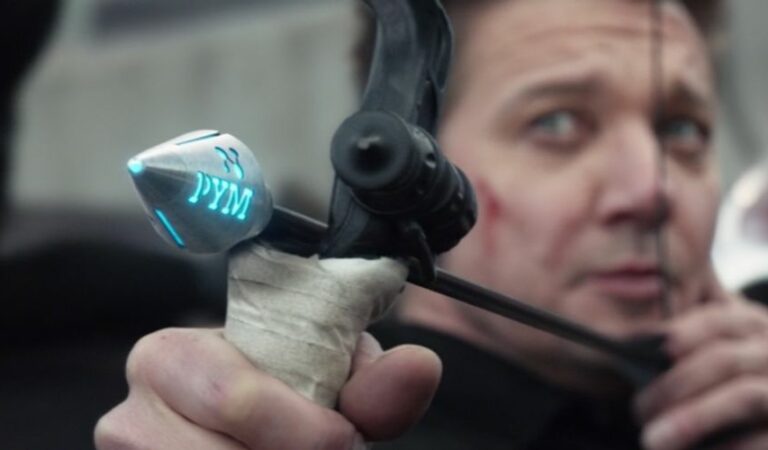 La flecha gigante de Ojo de Halcón crea un enorme agujero en la trama de la Saga del Infinito