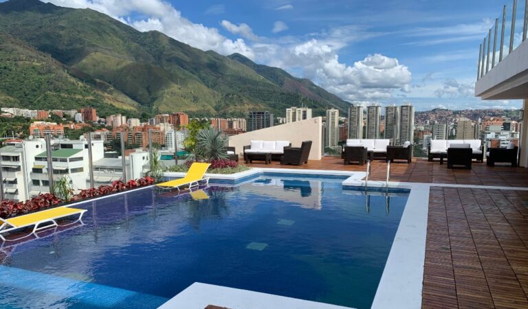 El Hotel Pestana emite comunicado tras pedirle identificación al actor de método, Chiky Lorens