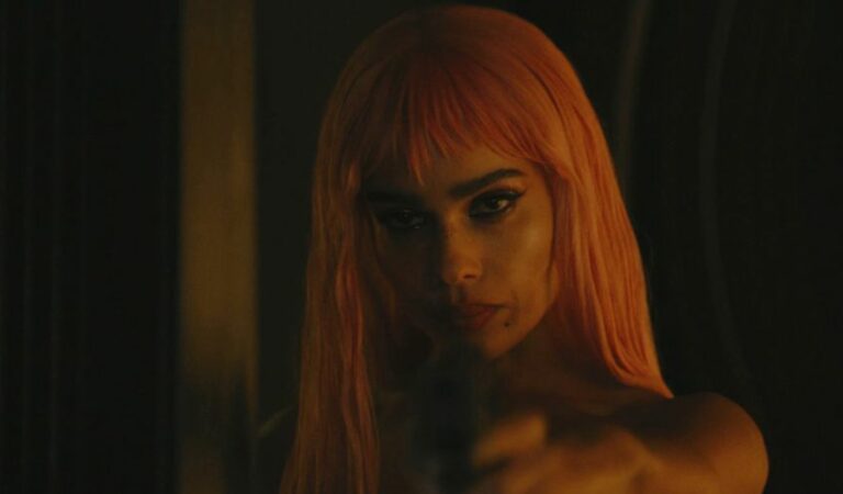 Zoë Kravitz confirma que Catwoman disparará una pistola en Batman