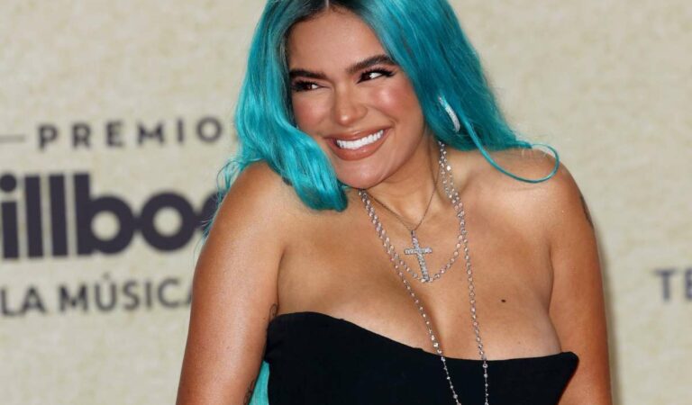 ¡Sin miedo al que dirán! Karol G publica foto de sus pechos al descubierto [CAPTURA]