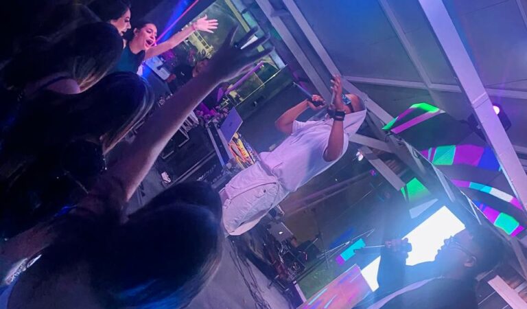 De la mejor manera: Bryan Venz enamora a su público en tarima