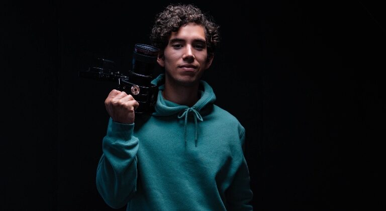 “Mendoza Llopis”: Alejandro Mendoza se consolida como el nuevo genio en el mundo audiovisual