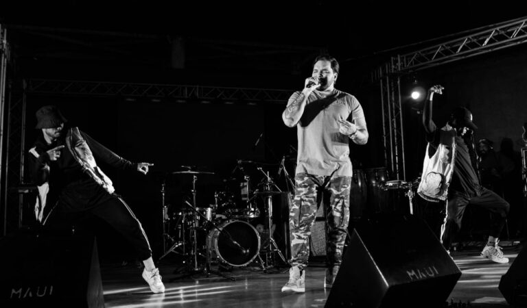 Bronzon enamoró a todos en un concierto de Desorden Público