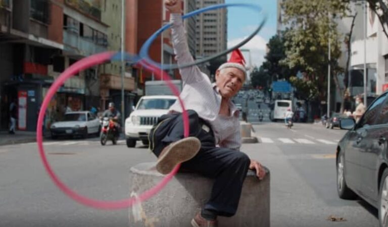 “El señor de los hula hula” juega para vivir, una historia que te tocará el corazón