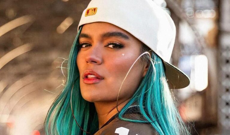 Karol G visitó una cárcel en Bogotá y sorprendió a las reclusas con un concierto