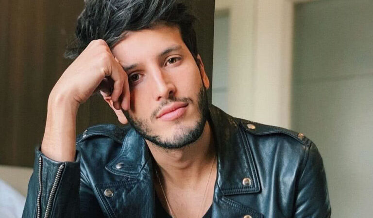 ¿Y la pena? Sebastián Yatra se desnudó en pleno camerino