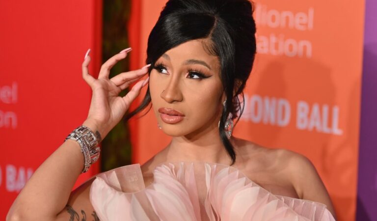 Como toda una estrella del rap: Cardi B presentó a su bebé posando para la portada de una revista