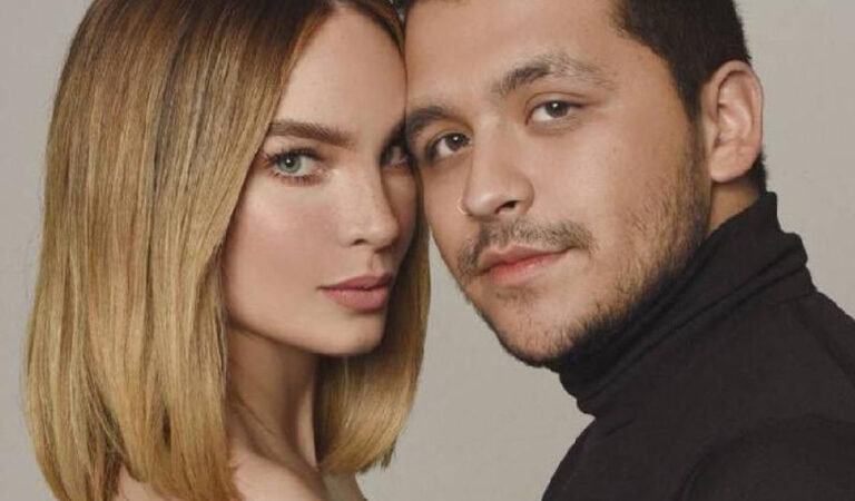 En pleno concierto: Christian Nodal posó con un controversial cartel, «Beli devuélveme el anillo»