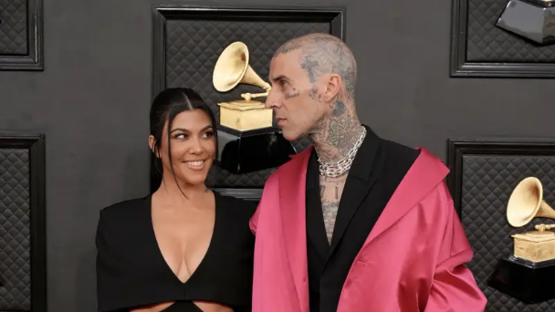 ¡A tan solo días! Kourtney Kardashian y Travis Barker listos para decir «sí, acepto»