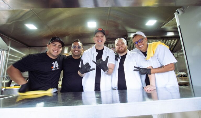 ¡20 mil dólares! Marko y Nangel Menez vendieron perros calientes en un día para una niña con Leucemia