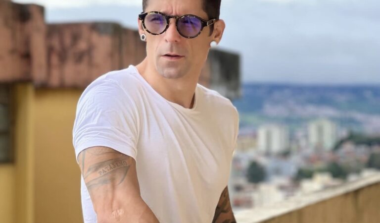 Exsalserín René Velazco promociona su OnlyFans mostrándolo todo ??