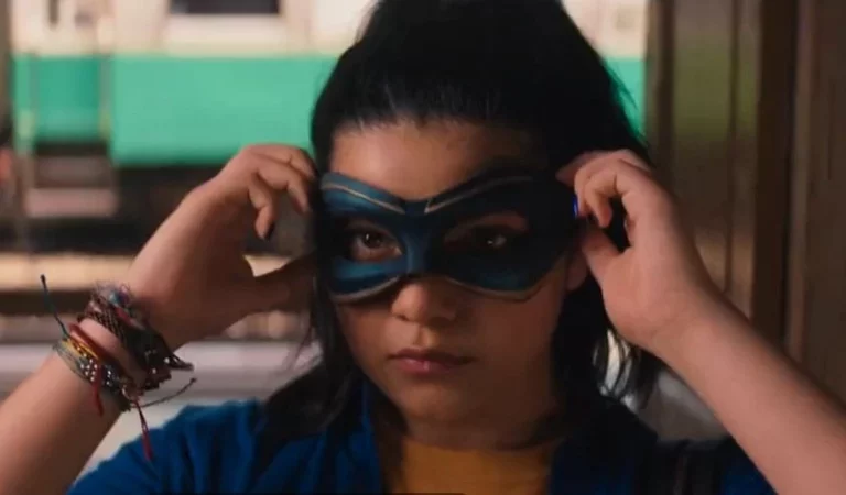 La imagen de Ms. Marvel revela los standees de Doctor Strange y Wanda en la AvengerCon