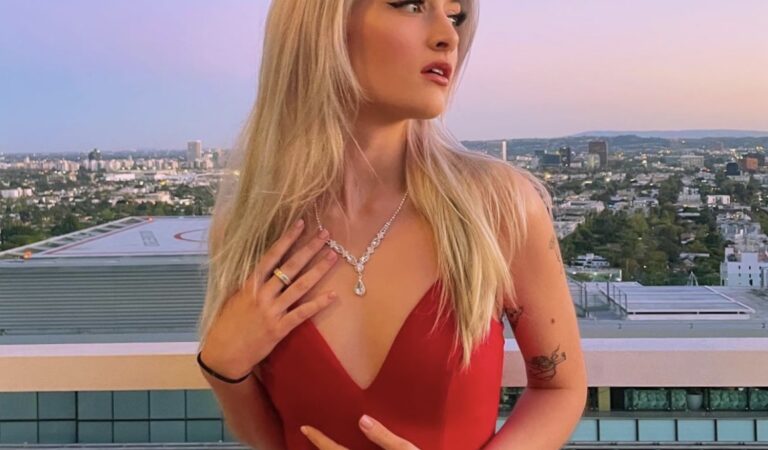 Hija de Charlie Sheen gana miles de dólares al mes con su OnlyFans ??